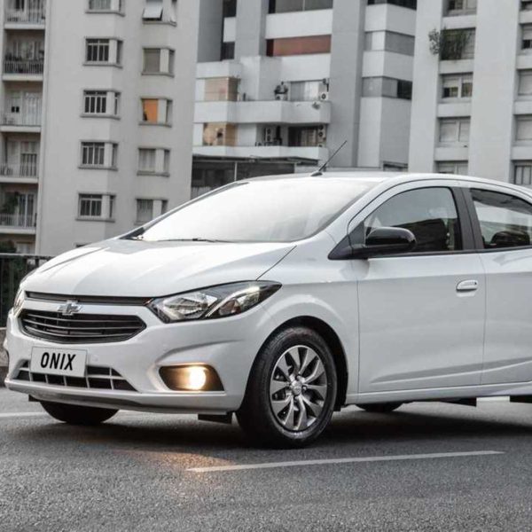 frente-do-traseira-do-chevrolet-onix-joy-2020